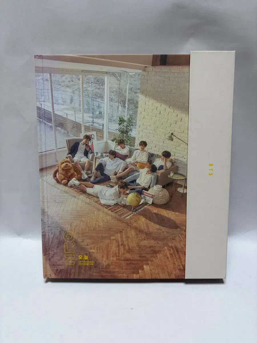 BTS(방탄소년단) 2018 오,늘 전시회 도록 포토북 판매 (개봉품